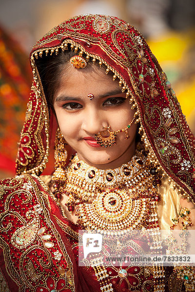 Frau  Fest  festlich  Hochzeit  Party  Attraktivität  Tourist  Wüste  Dekoration  Schmuck  Festival  Mädchen  Asien  Indien  Jaisalmer  Rajasthan  Sari
