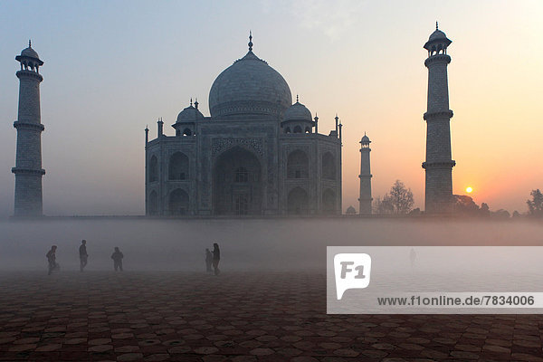 Sehenswürdigkeit  Liebe  Geheimnis  Sonnenaufgang  fließen  Tourist  Monument  Nebel  Magie  Symmetrie  Freundlichkeit  Begeisterung  Marmor  Gegenlicht  Agra  Asien  Indien  Mausoleum  Sonne  Taj Mahal  Grabmal  Uttar Pradesh
