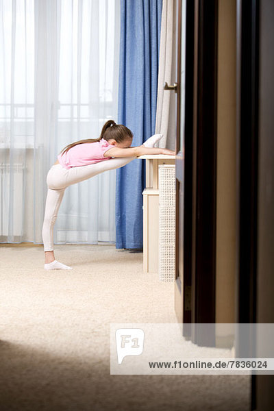Mädchen übt Ballett in ihrem Zimmer