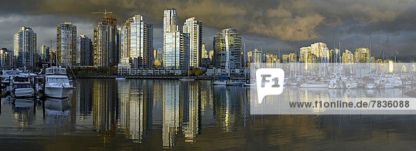 Stadtsilhouette nach Sonnenuntergang in False Creek  Vancouver  British Columbia  Kanada