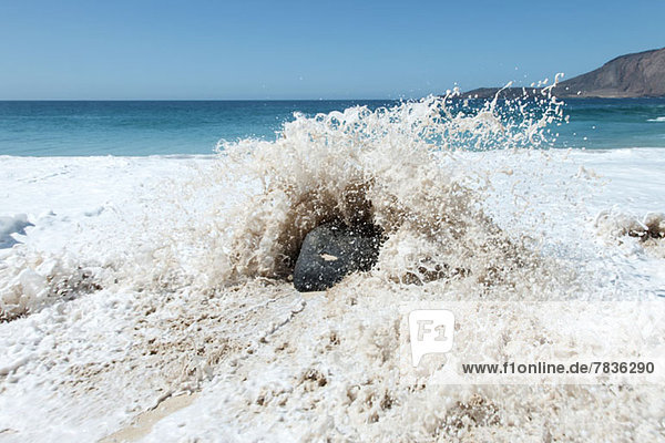Wellenschlag gegen Felsen am Strand in La Graciosa  Kanarische Inseln  Spanien