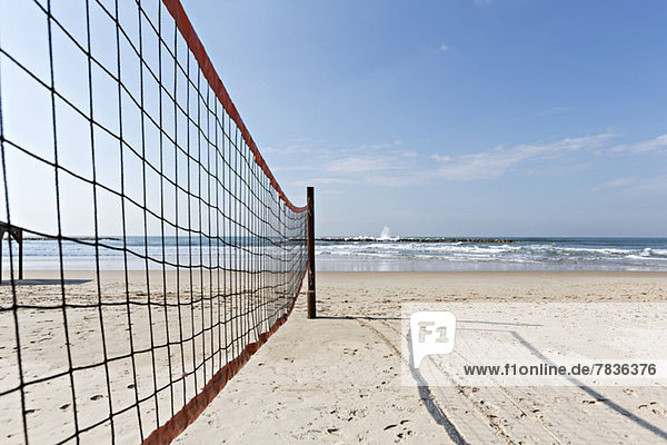 Volleyballnetz am Strand von Woronesch,  Russland
