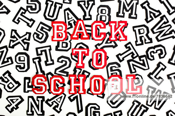 Rot umrissene Schriftartensticker mit der Schreibweise Back To School über schwarz umrandeten Buchstaben