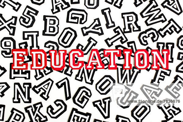 Rot umrissene Schriftartensticker mit der Schreibweise Bildung auf schwarz umrandeten Buchstaben