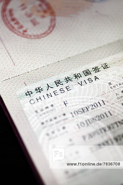 Ein Reisepass mit einem chinesischen Visum  Nahaufnahme