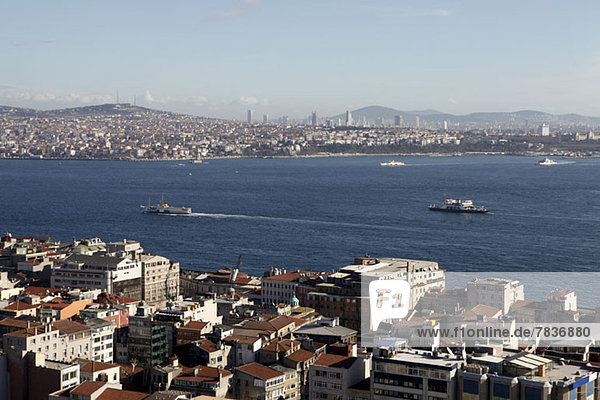 Blick vom Galata Tower über das Meer  Istanbul  Türkei
