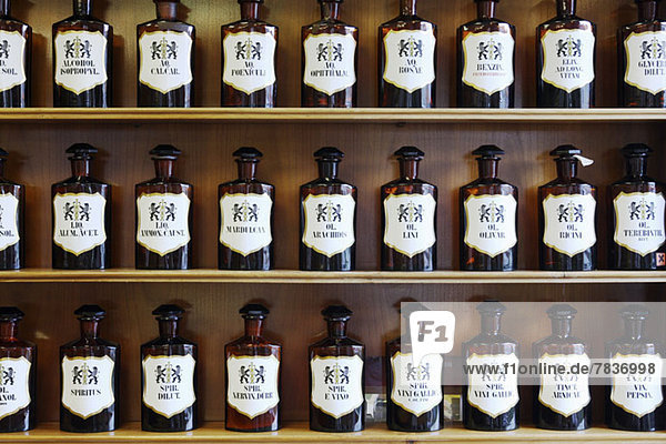 Eine Reihe von natürlichen Spirituosen  Säuren und Ölen in der homöopathischen Apotheke