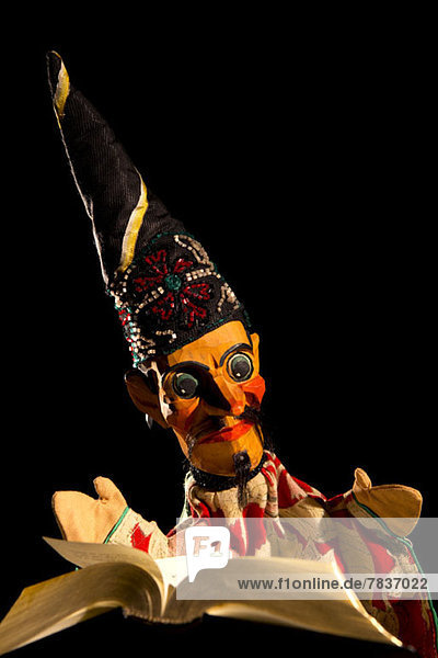 Ein Zauberer aus dem klassischen Puppentheater Kasperletheater verzaubert die Kinder