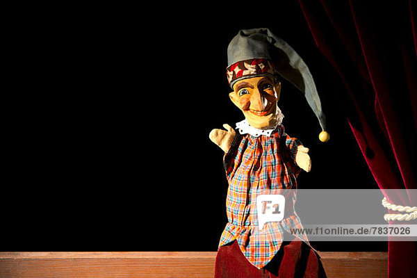 Punsch aus dem klassischen Puppenspiel Punch and Judy sitzend auf der Bühne