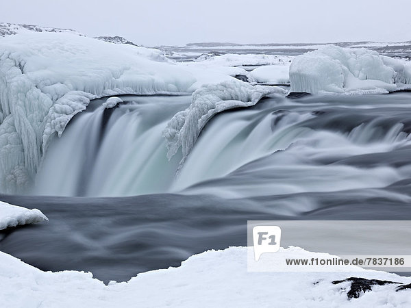 Godafoss Wasserfall mit Eisformationen