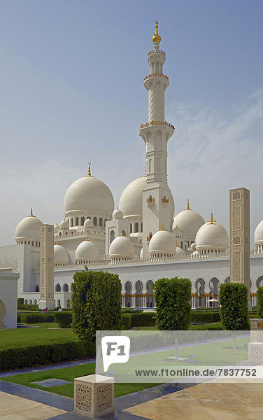 Weiße Marmorkuppeln und Minarett der Sheikh-Zayed-Moschee