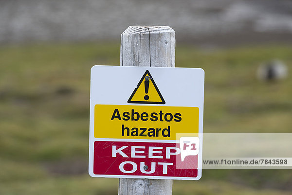 'Warnschild ''Asbestos hazard - KEEP OUT'' bei Stromness Walfangstation'