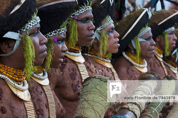 Geschmückte und bemalte Frauen feiern das traditionelle Sing Sing im Hochland