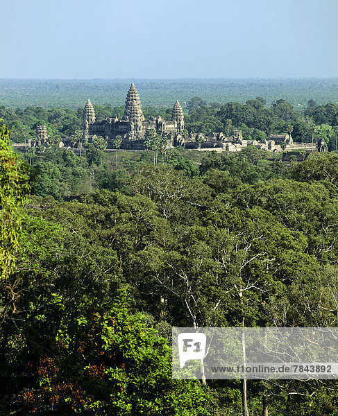 Sicht vom Phnom Bakheng auf den Khmer Tempel  Türme ragen aus dem Dschungel