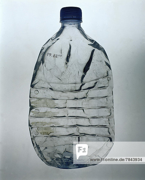 Breitgewalzte Plastikwasserflasche