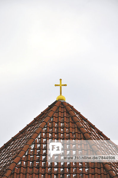 Deutschland,  Bayern,  Blick auf das goldene Kreuz auf dem Kirchendach