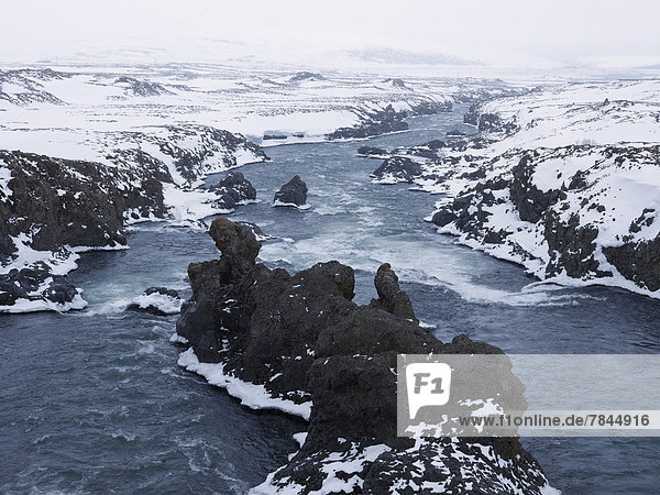 Island  Blick auf den Bergfluss in winterlicher Landschaft