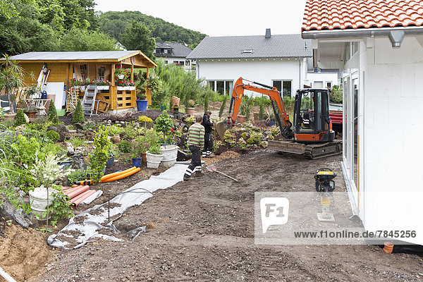Europa  Deutschland  Rheinland-Pfalz  Arbeiter beim Verlegen von Drainagerohren und Vliesen