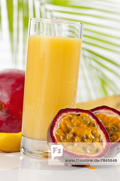 Glas Smoothie mit Mango  Passionsfrucht und Banane  Nahaufnahme