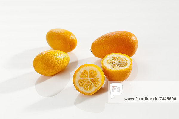 Kumquats auf weißem Hintergrund  Nahaufnahme