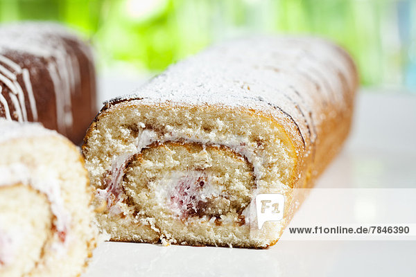 Himbeerrolle mit Biskuitkuchen Nahaufnahme