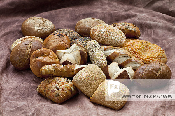 Gemischte Brotsorten und Brötchen