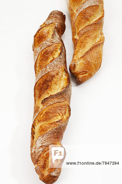 Baguettebrote auf weißem Grund Nahaufnahme