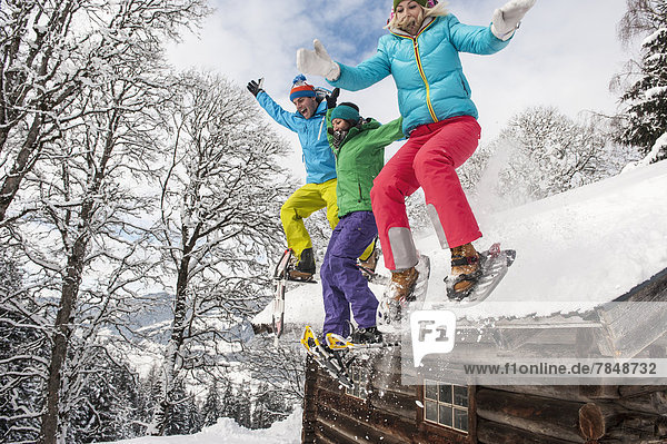 Österreich  Salzburg  Junge Frauen und Männer beim Schneevergnügen am Altenmarkt Zauchensee