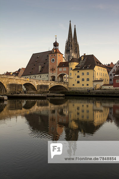 Deutschland  Bayern  Regensburg  Blick auf die Donau mit St. Peter und Steinbrücke