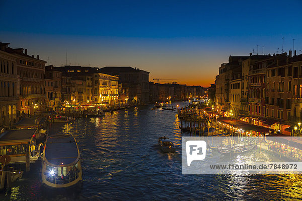 Italien  Venedig  Vaporetto am Canal Grande an der Rialtobrücke