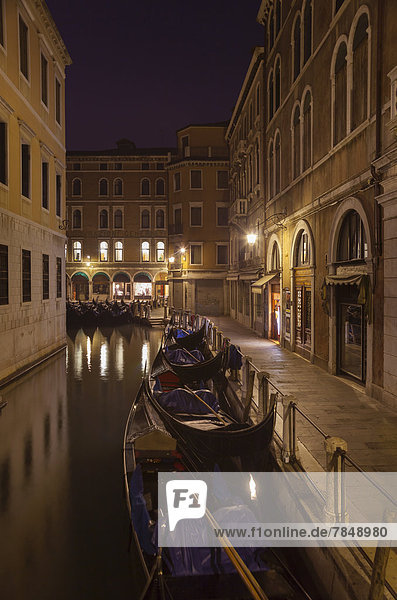 Italien  Venedig  Gondalas am kleinen Kanal am Markusplatz bei Nacht