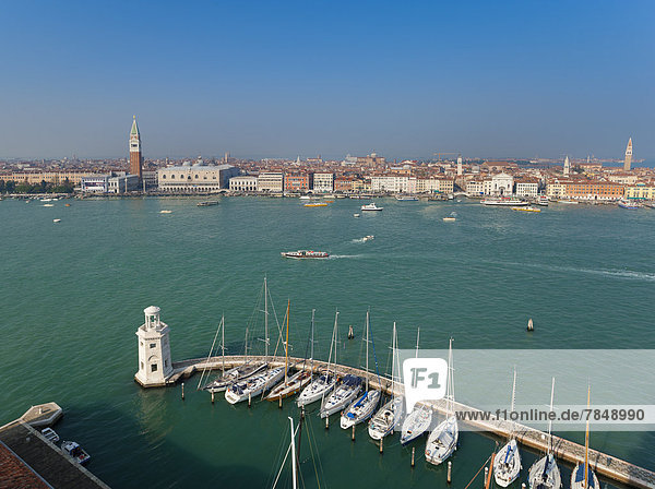 Italien  Venedig  Blick vom Turm der Kirche San Giorgio Maggiore zum Markusplatz