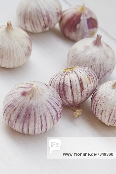 Garlics auf Tisch  Nahaufnahme
