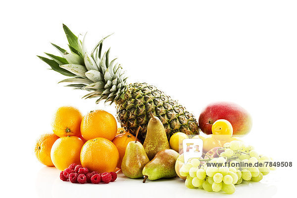Früchte auf weißem Hintergrund mischen
