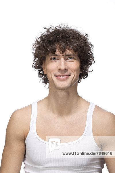 Porträt eines mittelgroßen Mannes vor weißem Hintergrund  lächelnd