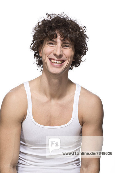 Porträt eines mittelgroßen Mannes vor weißem Hintergrund  lächelnd