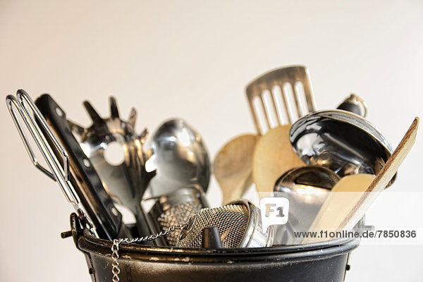 Küchengeräte vor grauem Hintergrund  Nahaufnahme