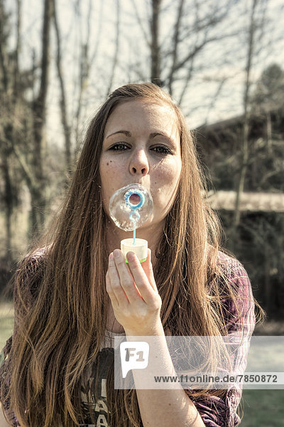 Deutschland  Porträt eines Teenagermädchens mit Blasenbildung