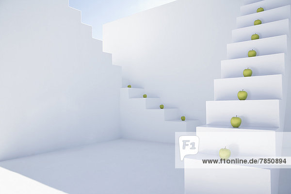 Grüne Äpfel auf weißer moderner Treppe