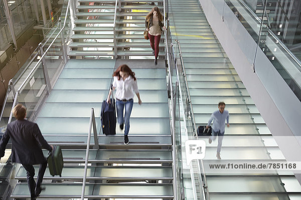 Deutschland  Köln  Treppensteigen mit Gepäck am Flughafen Bonn