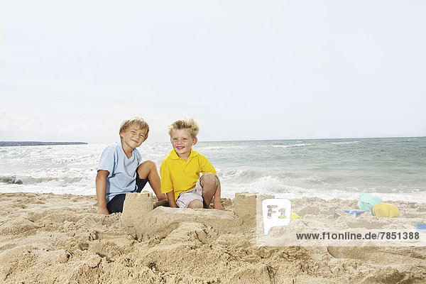 Spanien  Jungen spielen am Strand von Palma de Mallorca