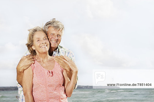 Spanien  Seniorenpaar am Strand von Palma de Mallorca