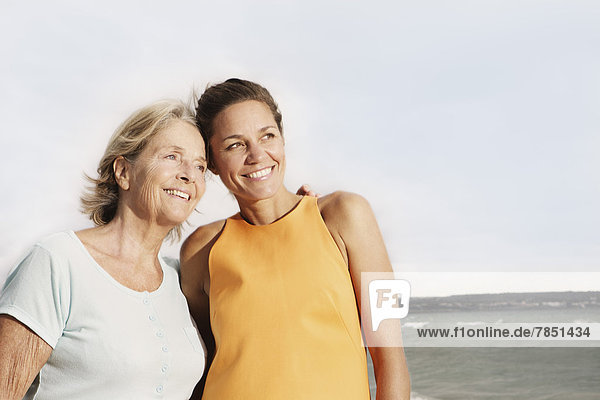 Spanien  Frauen am Strand von Palma de Mallorca  lächelnd