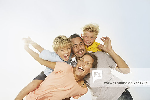 Spanien  Familie hat Spaß am Strand von Palma de Mallorca  lächelt
