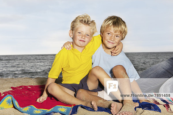 Spanien,  Familie am Strand von Palma de Mallorca,  lächelnd