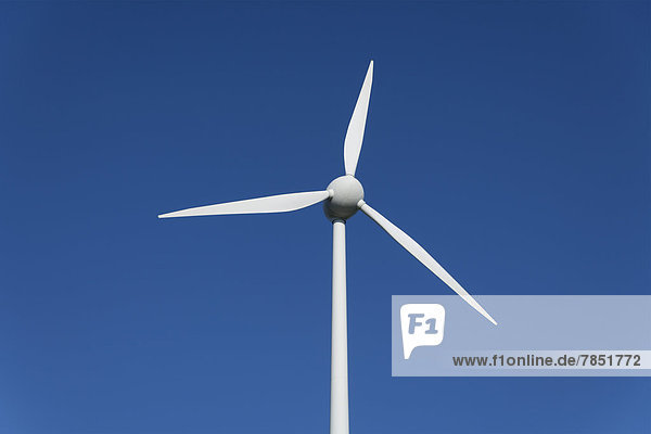 Deutschland  Bayern  Windkraftanlage gegen blauen Himmel