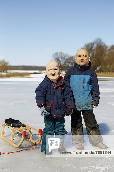 Deutschland  Jungen mit Maske alter Männer im Winter