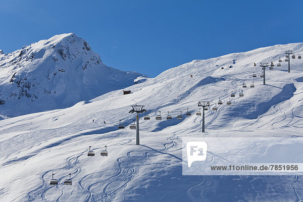 Schweiz  Blick auf den Skisessellift