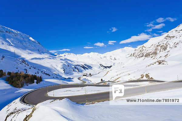 Schweiz  Blick auf schneebedeckte Bergstrasse