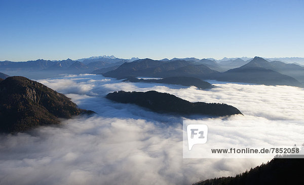 Österreich  Salzkammergut  Blick auf das nebelbedeckte Voralpenland